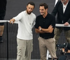 pg电子游戏官网官方网站-勇士官方晒库里与费德勒合影：黑色球场上的两位传奇