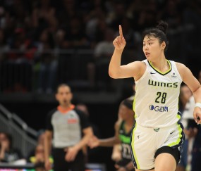 李月汝因膝盖旧伤复发无法坚持 将接受核磁共振检查